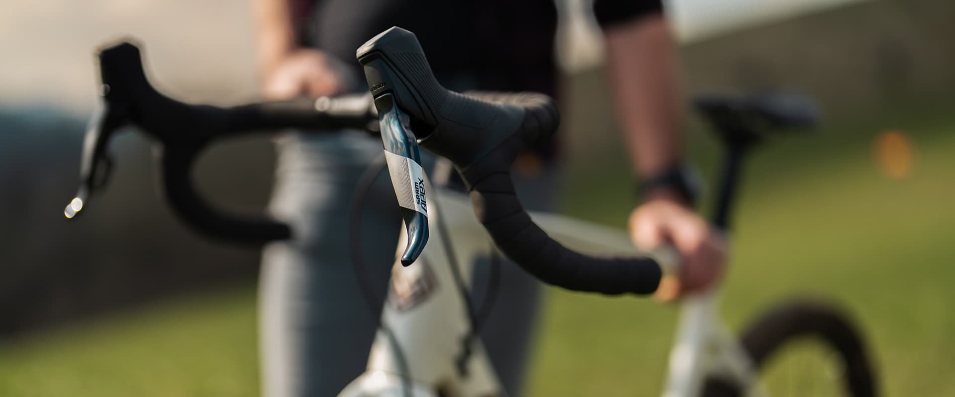 Detailaufnahme Lenker und Cockpit eines Gravelbikes