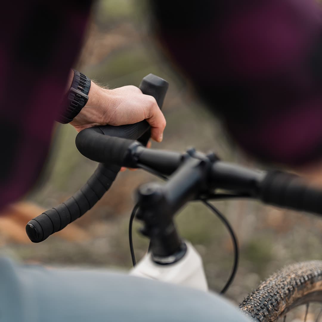 Detailaufnahme Lenker und Cockpit eines Gravelbikes